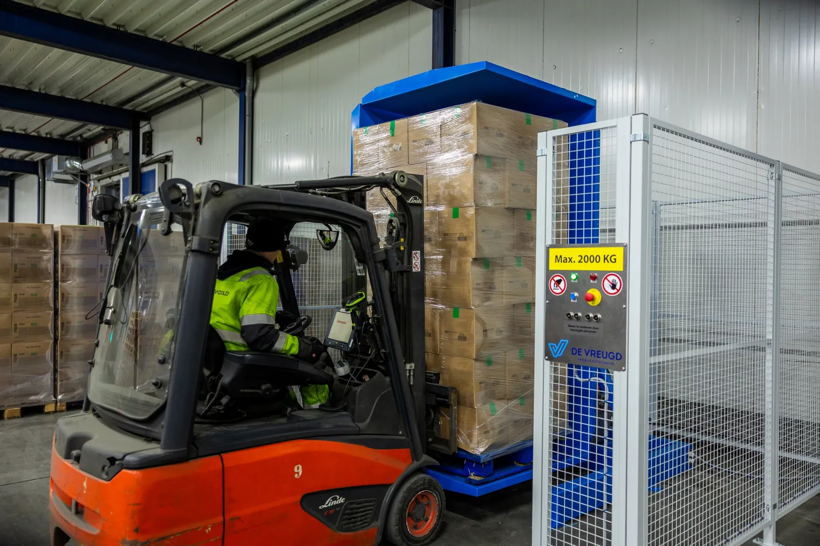 Pallet in de palletkantelaar PalletRotator K11, de heftruck zet de lading neer