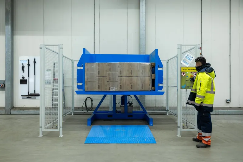 PalletRotator met gekantelde pallet in een koude opslagruimte